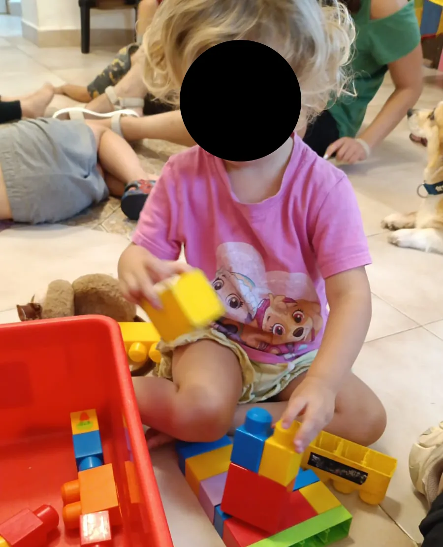 ילדה בונה מגדל מקוביות משחק