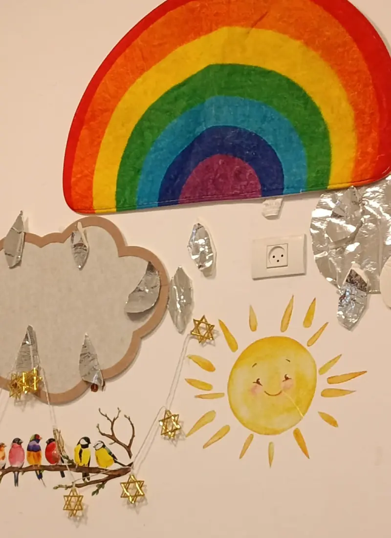 קשת, שמש וציפורים על קיר חדר המשחקים